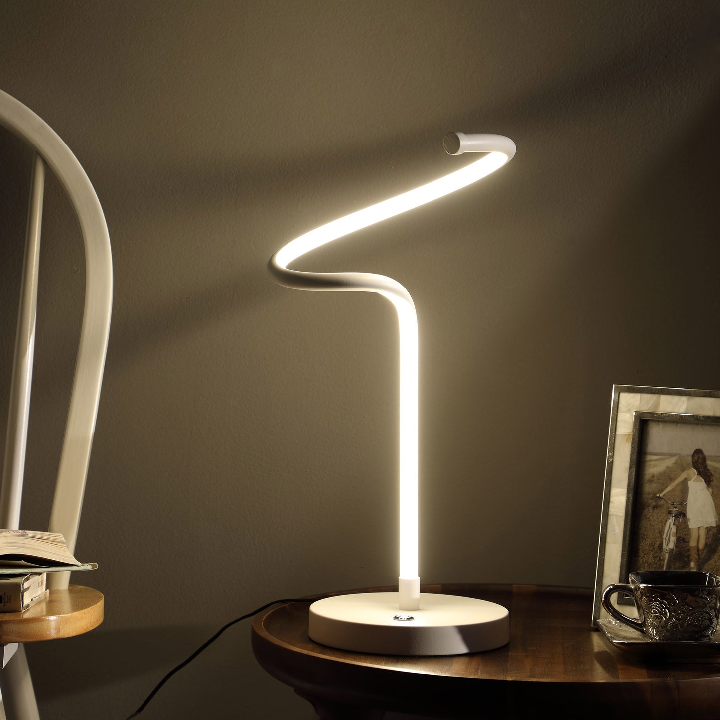White Curvy Spiral Table Lamp