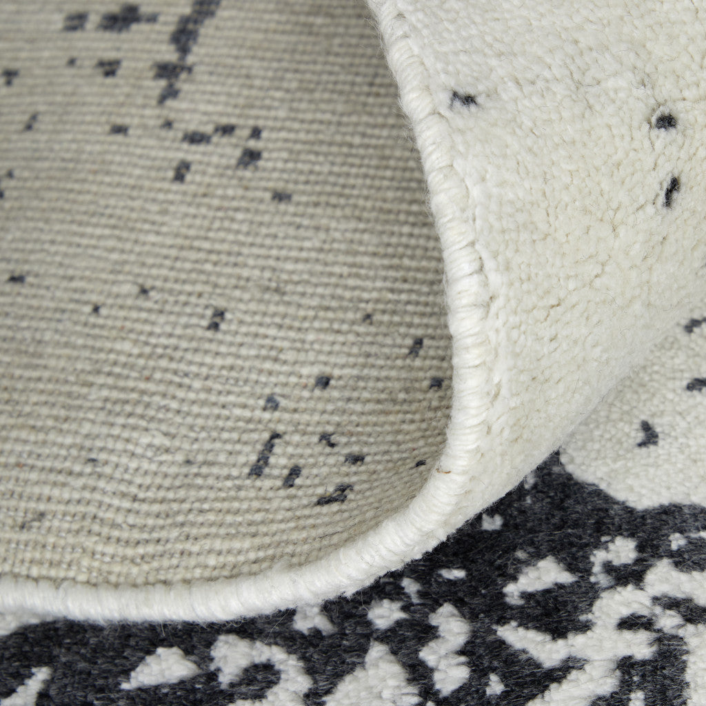 4 x 6 Black & Gray Hand Woven Rug