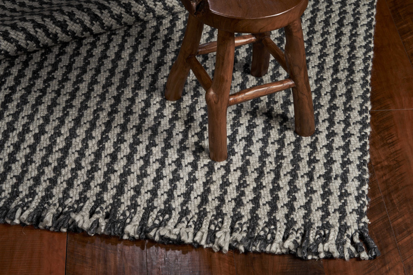9 x 12 Grey Hand Woven Houndstooth With Braided Fringe Indoor Rug