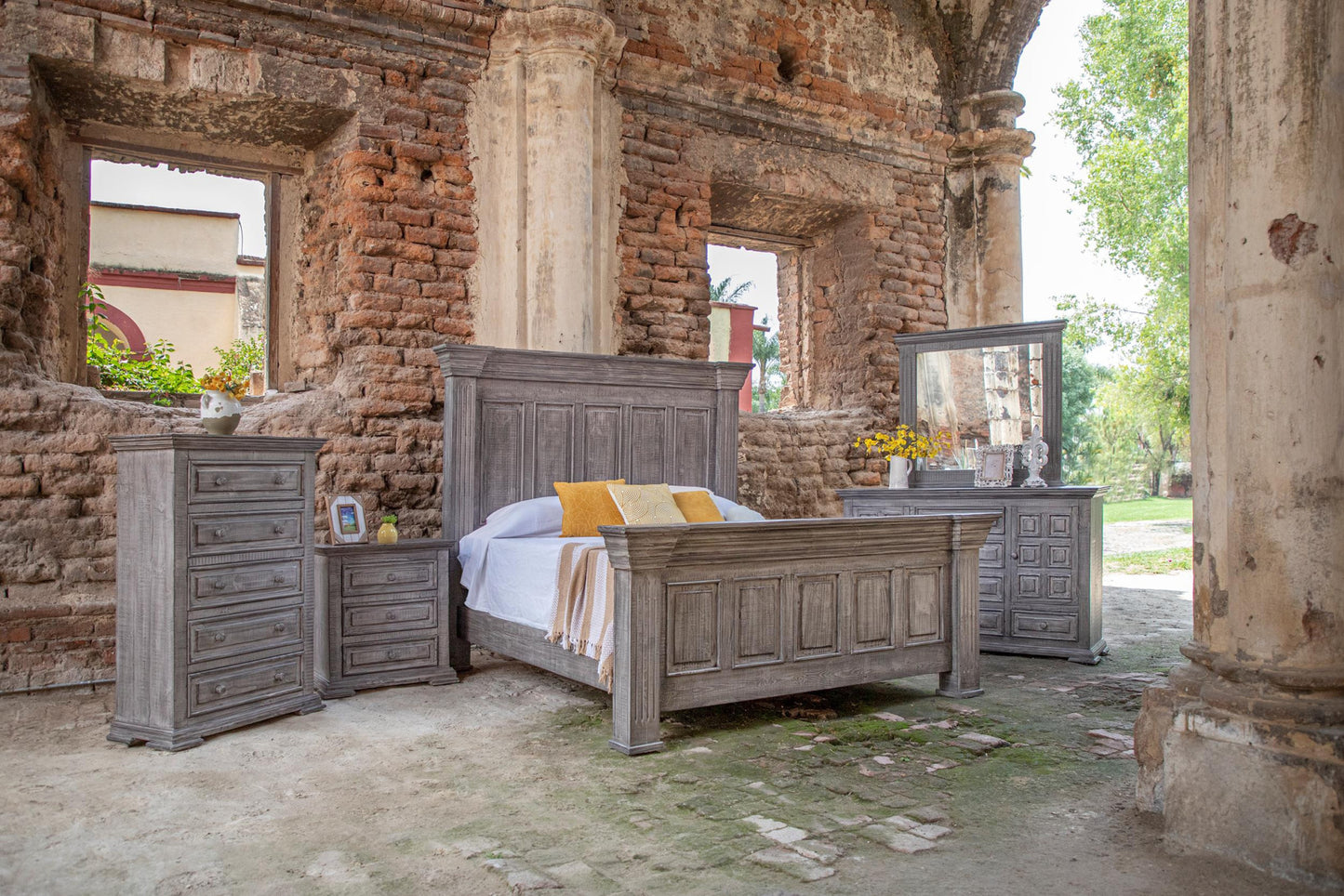 Mirrored Glass And Mdf Dresser With 3 Drawers