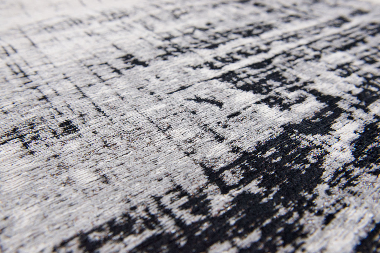 5 x 7 Black & White Non Skid Rug