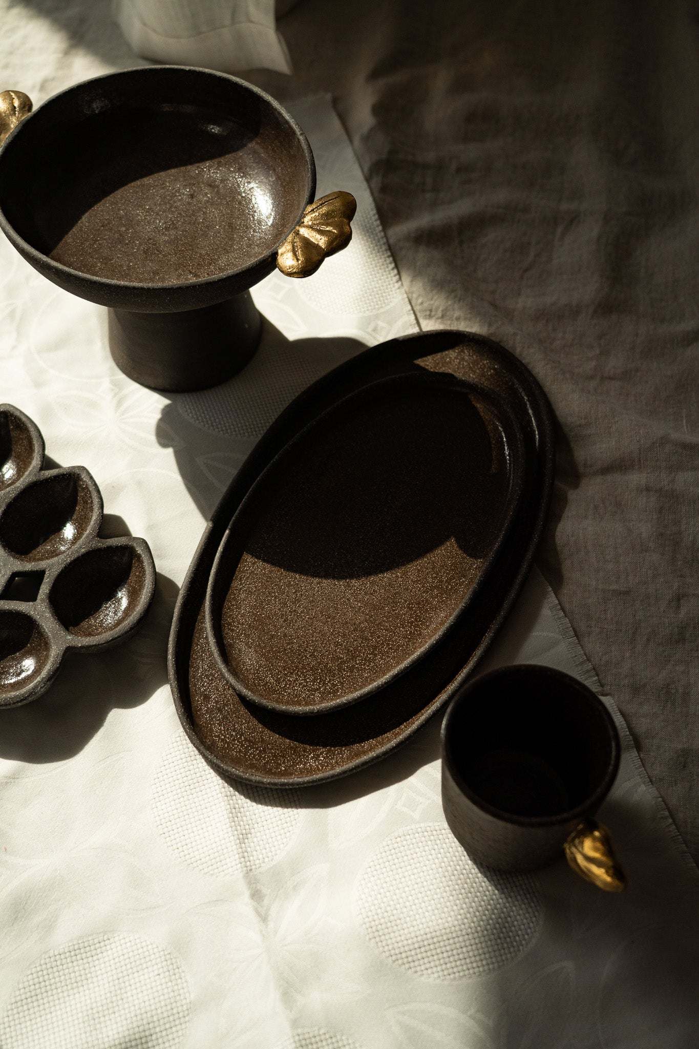 Stoneware Pedestal Fruit Bowl "Pumpernickel" with Gold Leaves