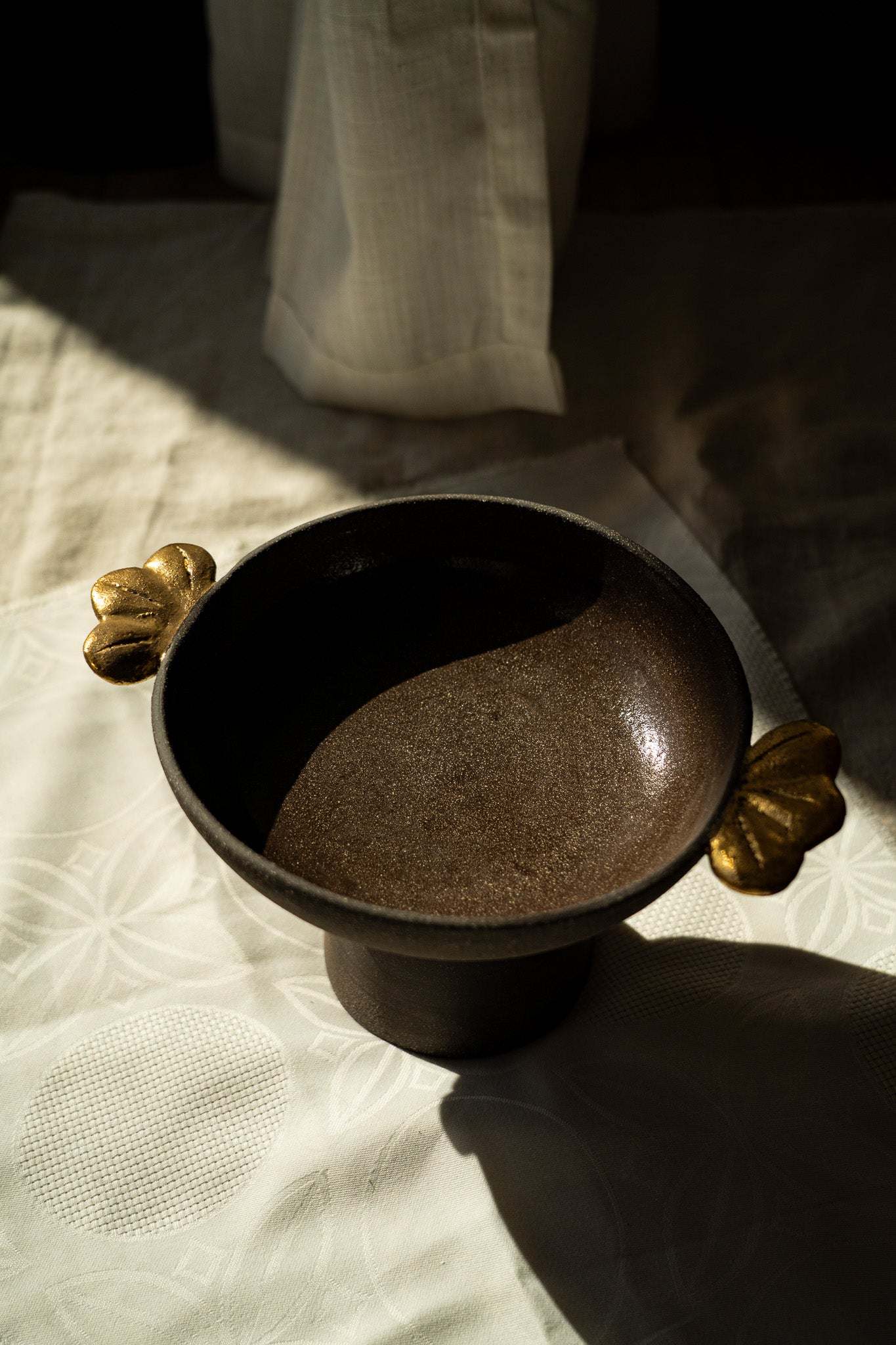Stoneware Pedestal Fruit Bowl "Pumpernickel" with Gold Leaves
