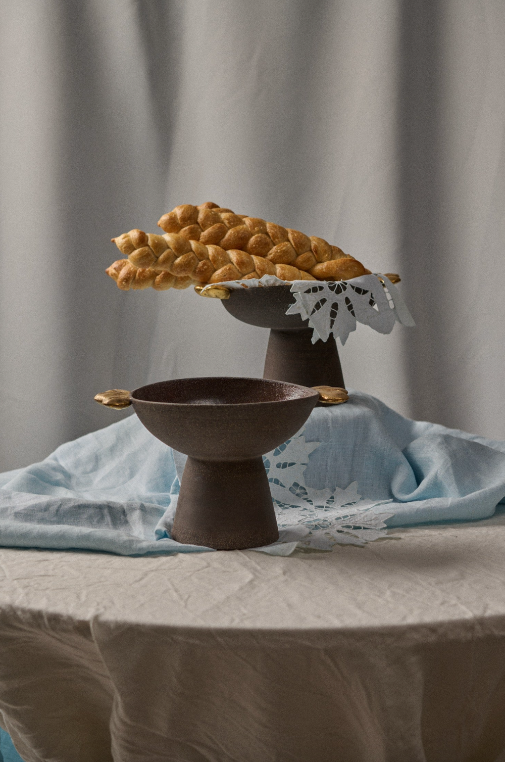 Stoneware Pedestal Fruit Bowl "Pumpernickel" with Gold Leaves