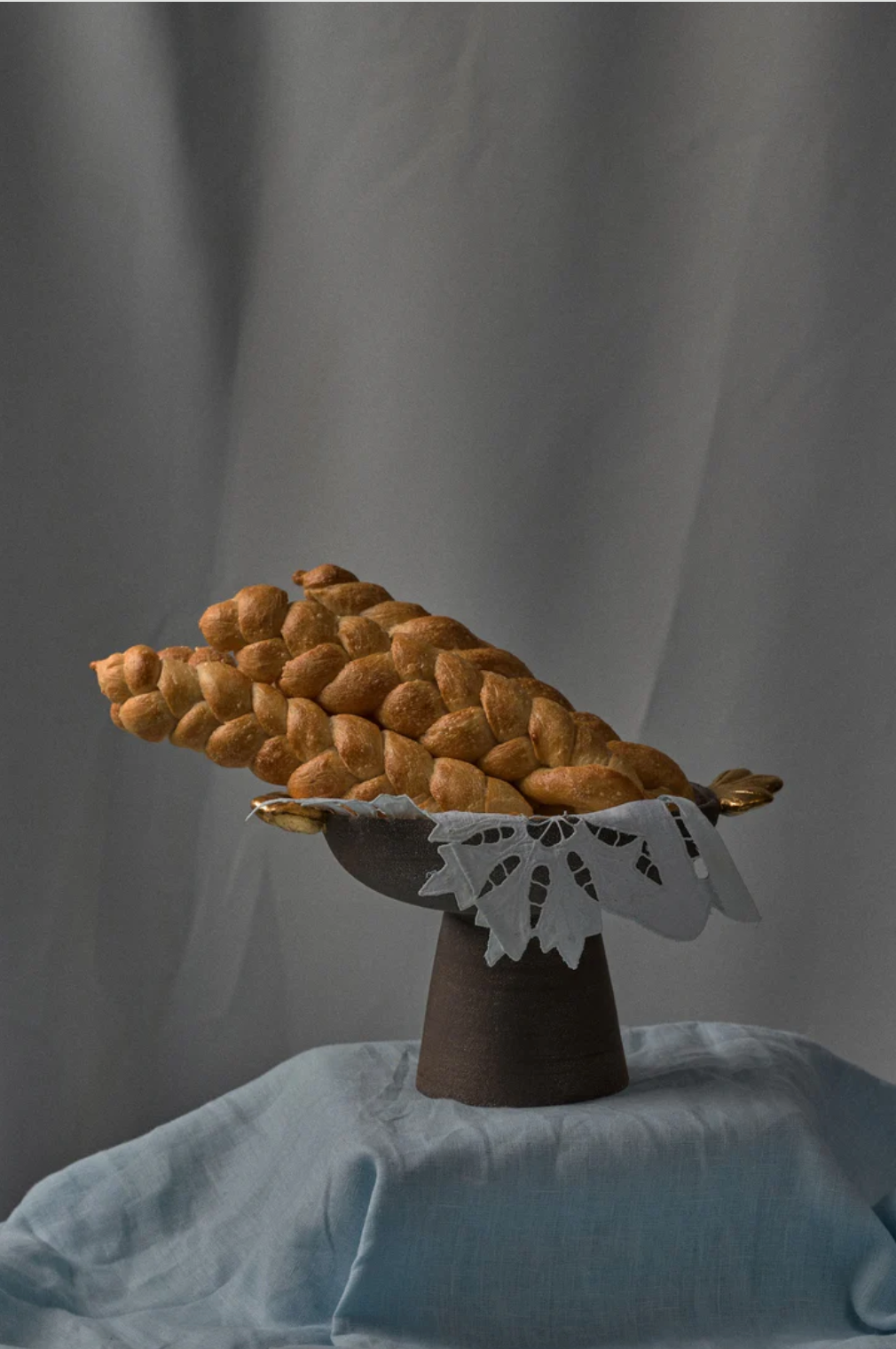 Stoneware Pedestal Fruit Bowl "Pumpernickel" with Gold Leaves