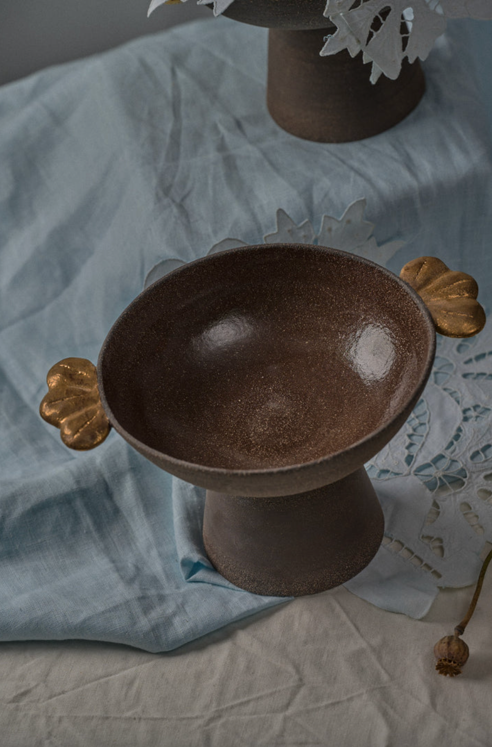 Stoneware Pedestal Fruit Bowl "Pumpernickel" with Gold Leaves