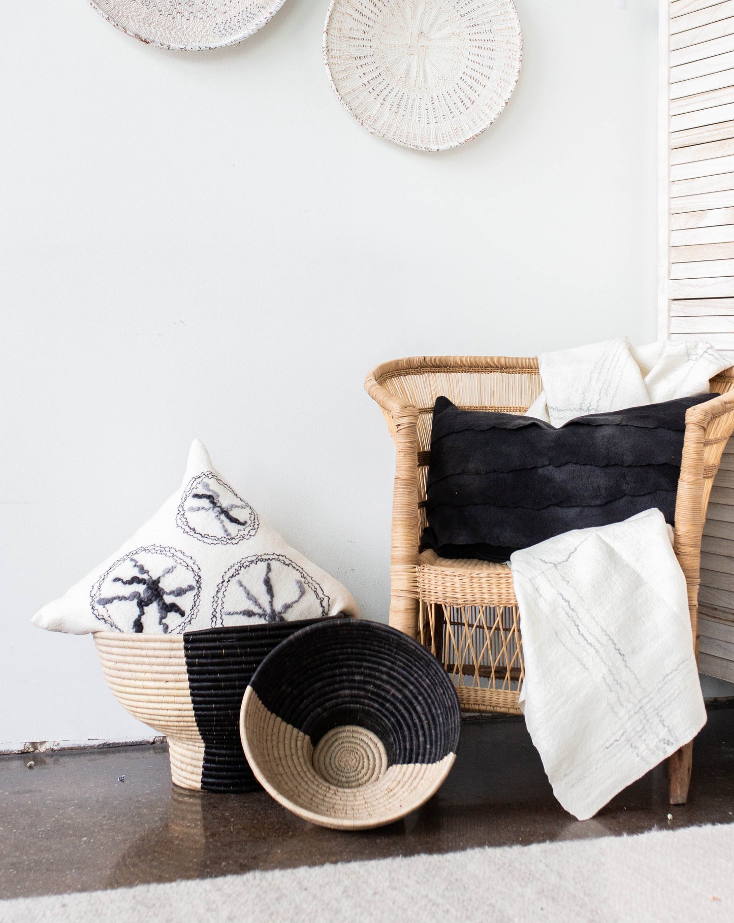 Pedestal Black & Natural Basket Bowl